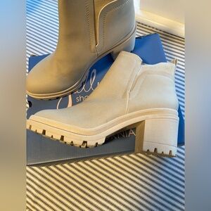 New in Box Jellypop Women’s Shelley Fashion Bootie in Bone, Size 7.5